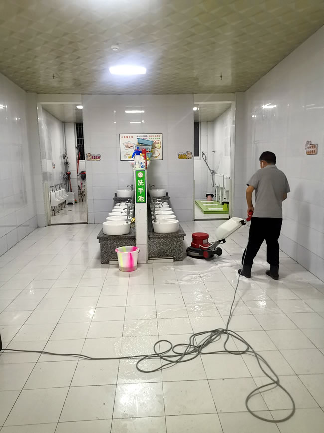 四川省廣元市樂貝多幼兒園食堂操作間，衛生間地面防滑
