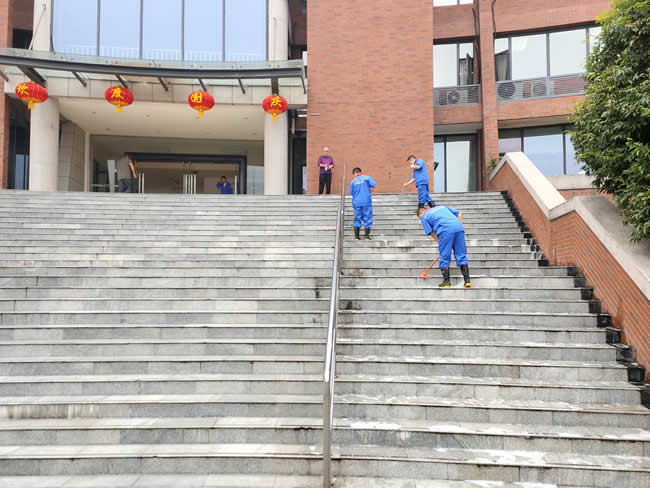 四川成都大學的地面防滑處理