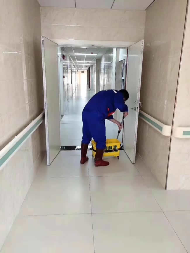 銅仁市第一人民醫院傳染科新樓地面濕滑問題解決施工