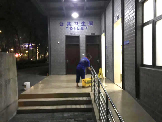 重慶市大渡口區市政轄區內兩處場所為防滑施工